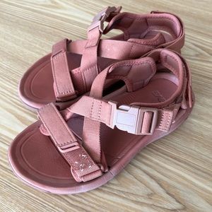 Teva Hurricane Sandals Pink